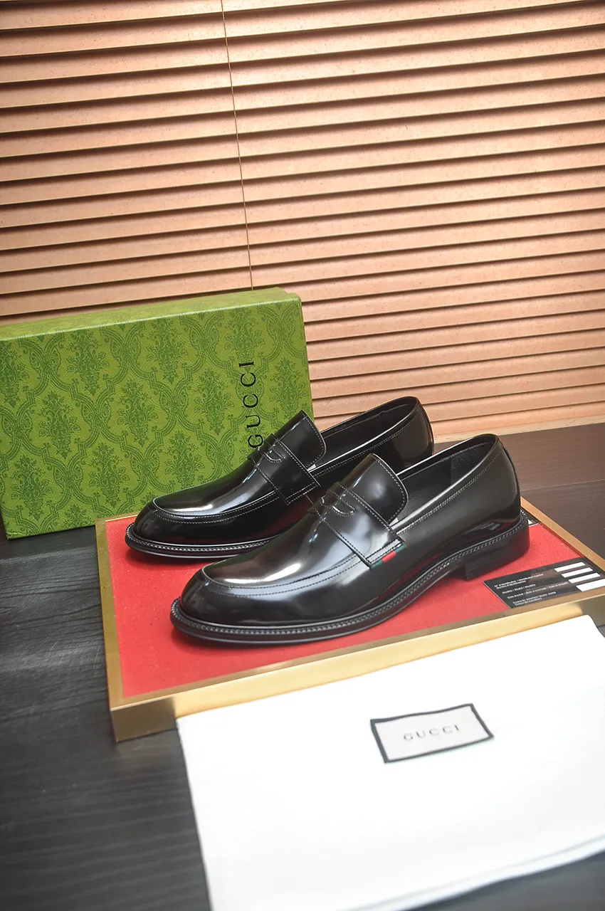 Men's shoes💰500💶Italy's top luxury men's shoe giant (GUCCI) (Gucci) (full cowhide lining) new arrival🍃Original European style🔰 Pleasant to the eye😍In order to make the shoes more durable and non-deformable🌀The production continues to follow traditional methods but there is still no lack of innovation💪Choose original sheepskin for the leather♻️ Smooth and natural And extra bright ⭐Made of imported cowhide, the first choice of rich people 38-45 (45 customized)